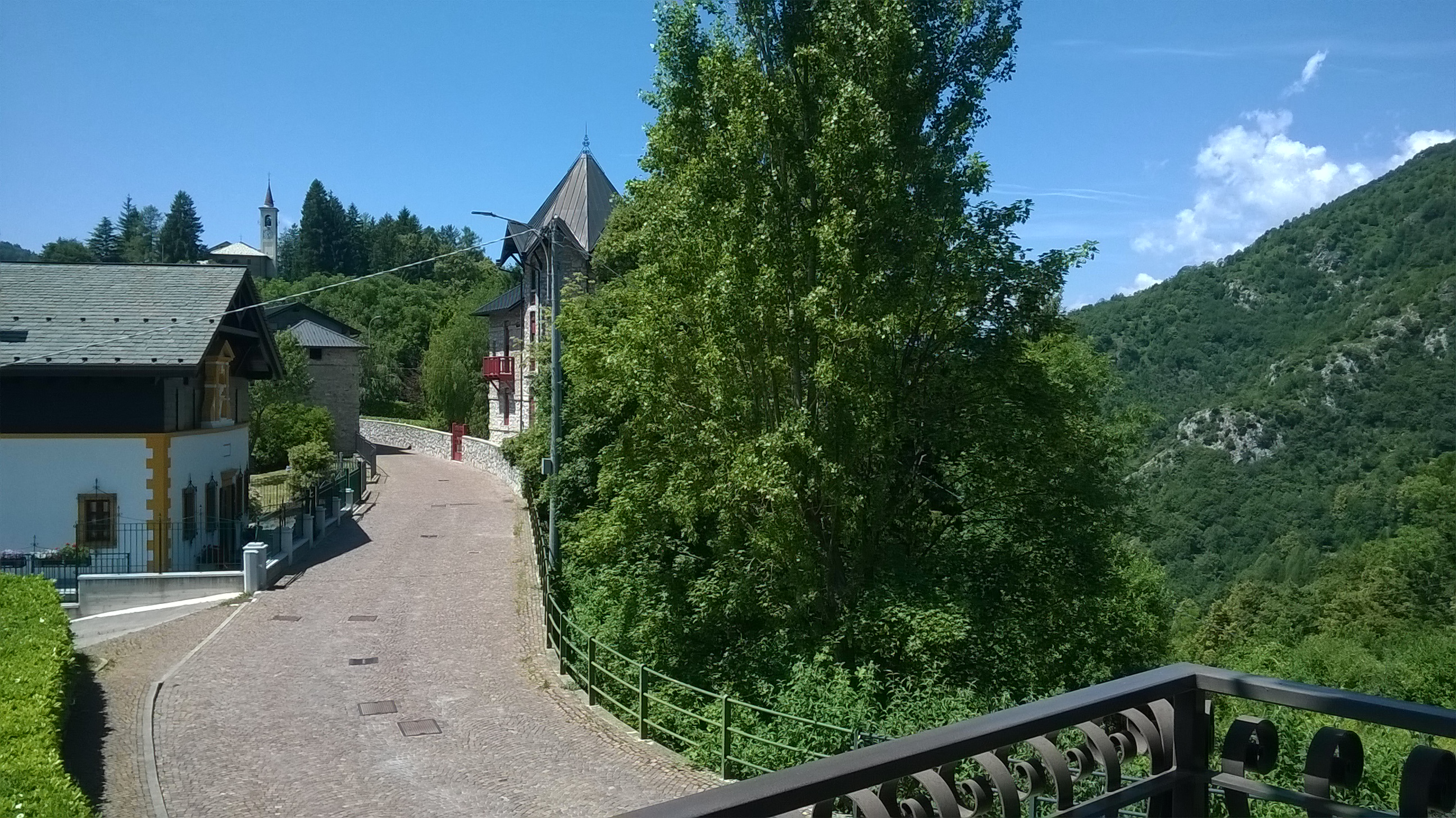 Esino Lario (Co): Trilocale con vista panoramica, ascensore, box.
